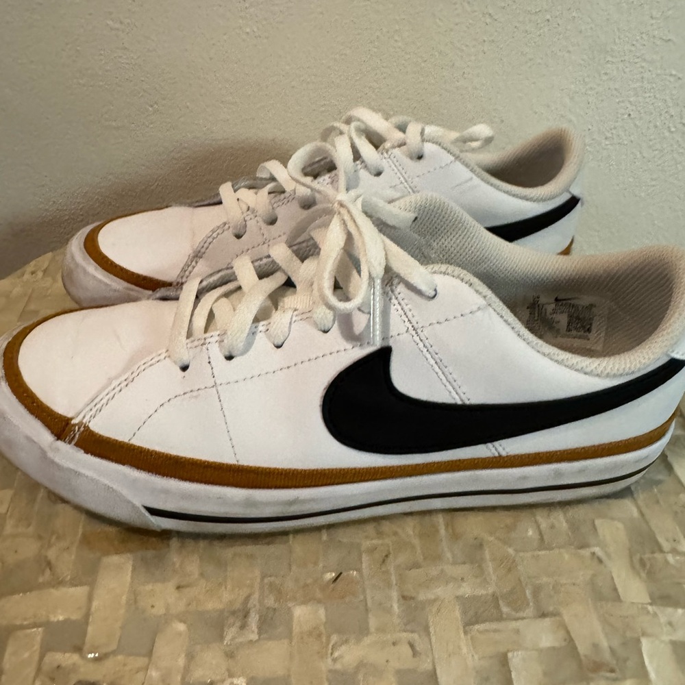 Nike White and Black Athletic Shoes size 6.5